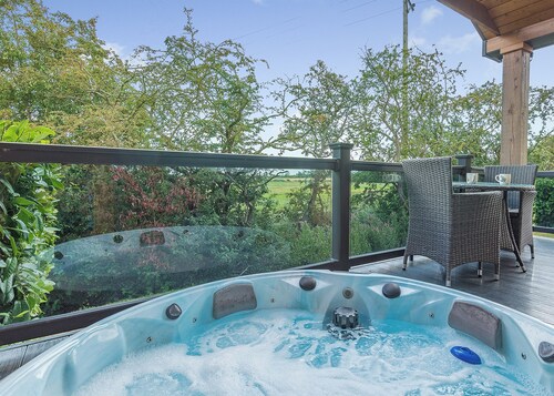 Stunning lodge with one king-size double and en suite shower.