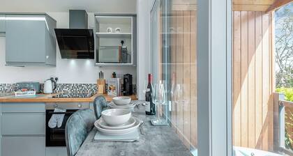 Stunning lodge with one king-size double and en suite shower.