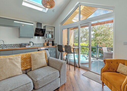 Stunning lodge with one king-size double and en suite shower.