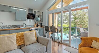 Stunning lodge with one king-size double and en suite shower.