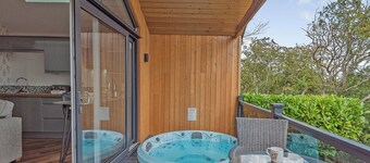 Stunning lodge with one king-size double and en suite shower.