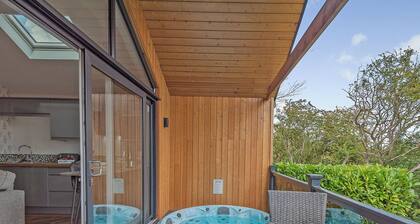 Stunning lodge with one king-size double and en suite shower.