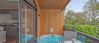 Stunning lodge with one king-size double and en suite shower.