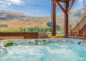 Un jacuzzi con vista a un paisaje montañoso.