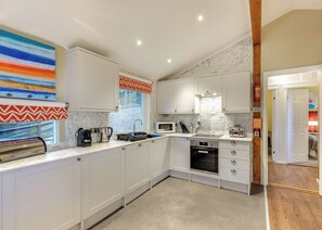 Fridge, oven, stovetop, toaster - Very comfortable lodge with one double and one twin. (Millom)