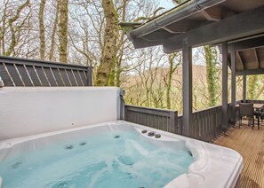 Outdoor spa tub - Very comfortable lodge with one double and one twin. (Millom)