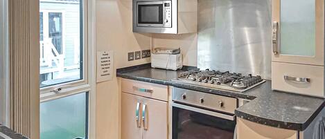 Refrigerador con congelador, horno, parrilla de estufa y tostadora