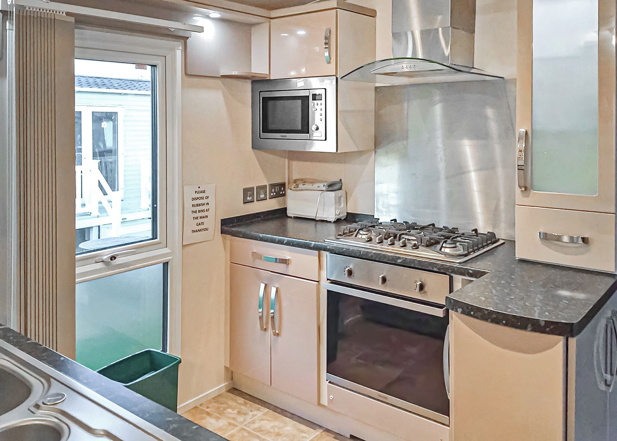 Großer Kühlschrank, Ofen, Herdplatte, Toaster