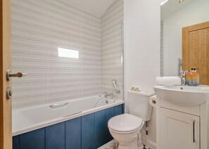 A bathroom with a bathtub, toilet, and sink. - 2 bedroom accommodation in Cannington (Cannington)