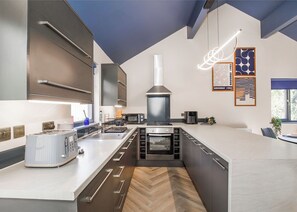 Fridge, oven, stovetop, dishwasher