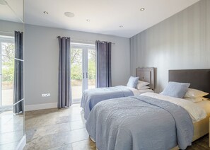 5 bedrooms, free WiFi - Modern spacious barn conversion with stylish finish. (Eaton, Congleton)