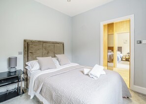 5 bedrooms, free WiFi - Modern spacious barn conversion with stylish finish. (Eaton, Congleton)