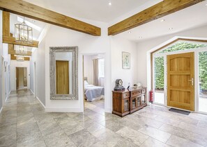 5 bedrooms, free WiFi