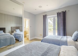 5 bedrooms, free WiFi - Modern spacious barn conversion with stylish finish. (Eaton, Congleton)