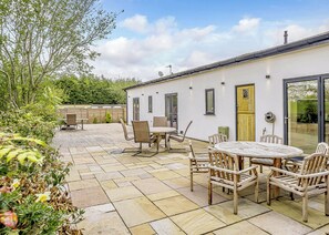 Outdoor dining - Modern spacious barn conversion with stylish finish. (Eaton, Congleton)