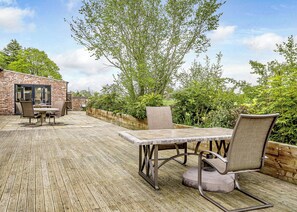 Outdoor dining - Modern spacious barn conversion with stylish finish. (Eaton, Congleton)