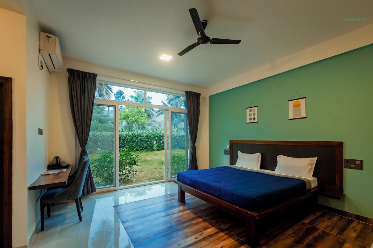 Une chambre à coucher avec un lit, un bureau et une chaise.