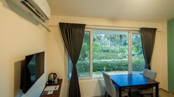 Grand Room, Garden View | 1 bedroom, desk, free WiFi