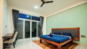 Quarto com cama, escrivaninha e cadeira.