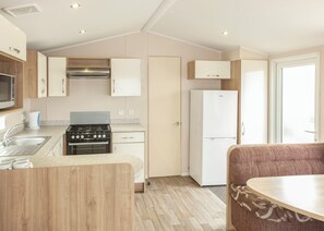 Fridge, oven, stovetop, toaster - With everything you need for the perfect seaside family holiday. (Hunstanton)