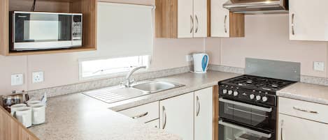 Kjøleskap, ovn, kokeplater og brødrister