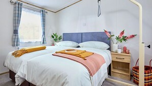 2 bedrooms, free WiFi - 12ft-wide caravan with two twin. (Milford-on-Sea, Nr Lymington)