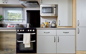 Oven - 12ft-wide caravan with two twin. (Milford-on-Sea, Nr Lymington)