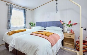 2 bedrooms, free WiFi, wheelchair access - 12ft-wide caravan with two twin. (Milford-on-Sea, Nr Lymington)