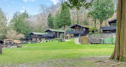 Traditional lodge with one double and one twin.