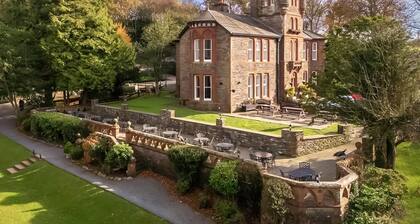 Traditional lodge with one double and one twin.