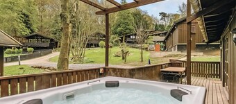 Traditional lodge with one double and one twin.