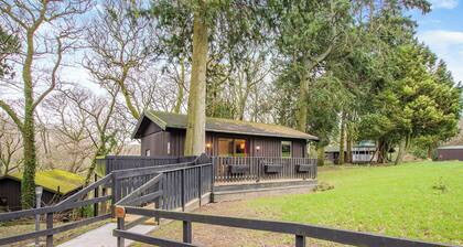 Traditional lodge with one double and one twin.