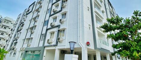 Vista frontal de la propiedad