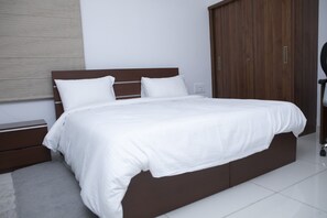 2 Schlafzimmer, Schreibtisch, laptopgeeigneter Arbeitsplatz