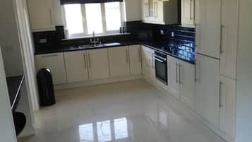 Maison | Cuisine privée | Réfrigérateur, micro-ondes, four, plaque de cuisson