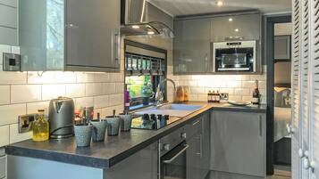 Fridge, oven, stovetop, toaster