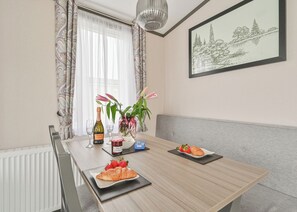 Dining - Valley View 2 Bed Hot Tub Holiday Caravan Cawsand (St Ann&rsquo;s Chapel, Callington)
