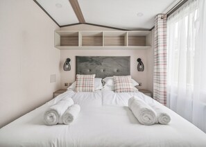 2 bedrooms, free WiFi - Valley View 2 Bed Hot Tub Holiday Caravan Cawsand (St Ann&rsquo;s Chapel, Callington)