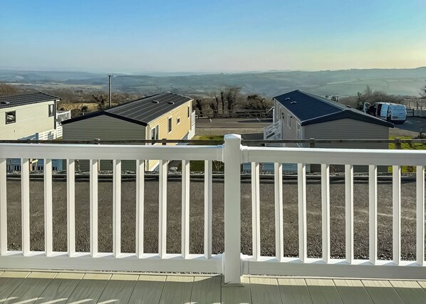 A residential area with houses and a clear view of the surrounding landscape. - Valley View 2 Bed Hot Tub Holiday Caravan Cawsand (St Ann&rsquo;s Chapel, Callington)
