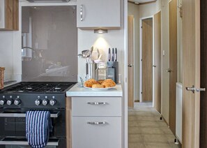 Full-sized fridge, oven, stovetop, toaster