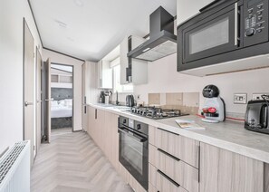 Full-size fridge, oven, stovetop, toaster