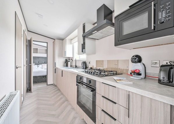 大型冷蔵庫、オーブン、コンロ、トースター