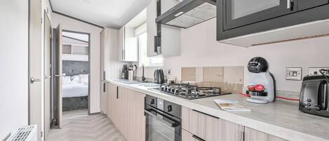 大型冷蔵庫、オーブン、コンロ、トースター