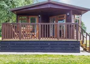 Exterior - Modern two bedroom lodge, one double and one twin with en suite shower. (Langworth)