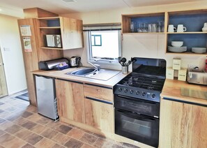 ثلاجة، فرن، موقد طهي مسطح، محمصة خبز