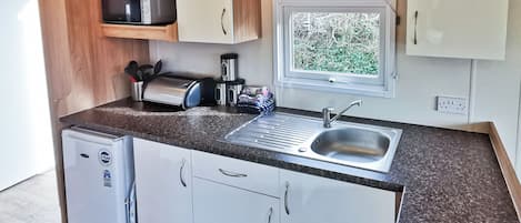 Réfrigérateur, four, plaque de cuisson, grille-pain