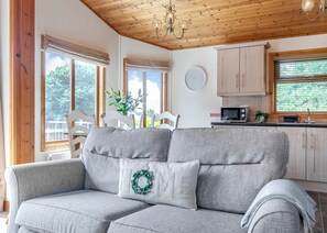 TV - Luxury and contemporary styled lodge. (Glossop)
