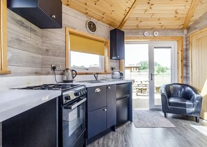 Réfrigérateur, un four, surface de cuisson, grille-pain