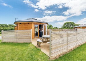 Outdoor dining - 1 bedroom accommodation in Fitling, Nr Hornsea (Fitling, Nr Hornsea)