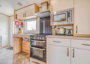 Oven, cookware/dishes/utensils - Comfortable spacious caravan with one double and one twin. (Nr St Austell)